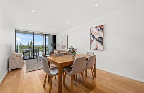 Kingston Apartment | Luxurious Waterfront Unit with Breathtaking Views - Hosted by Canstay