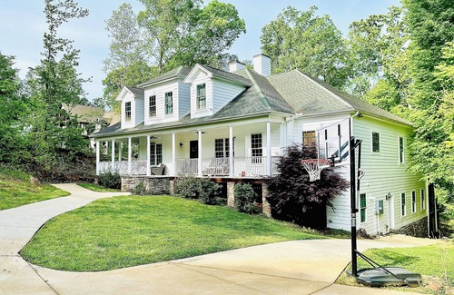 Townville House | Luxurious waterfront house on lake Hartwell 20 minutes from Clemson
