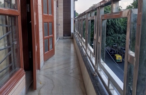 Tilak Nagar Apartment | Luxurious3BHK+Large Hall+4 Beds+4 Bathrooms+Wifi+Parking+Lift+Metro+PetFriendly