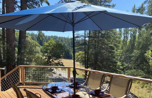 Orcas House | Luxuriously re-modeled cottage minutes from the Ferry