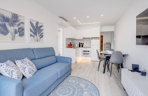 Los Cristianos Apartment | luxuriously renovated 2 bedroom, 2 bathroom, hugh terrace, heated pool and WIFI