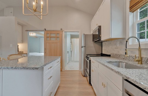 Old Orchard Beach Cottage | Luxury 1 bed/1 bath cottage with WiFi, Fire pit, 10 min walk to beach in OOB