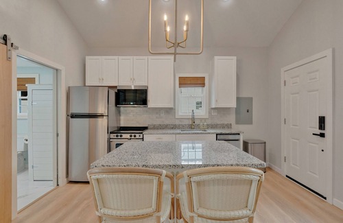 Old Orchard Beach Cottage | Luxury 1 bed/1 bath cottage with WiFi, Fire pit, 10 min walk to beach in OOB