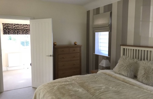 Wooburn Moor House | Luxury 1 Bedroom House with an Orangery kitchen and large lounge