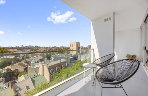 Darlinghurst Apartment | Luxury 1 BR Sky Pad with Views, Gym & Sauna