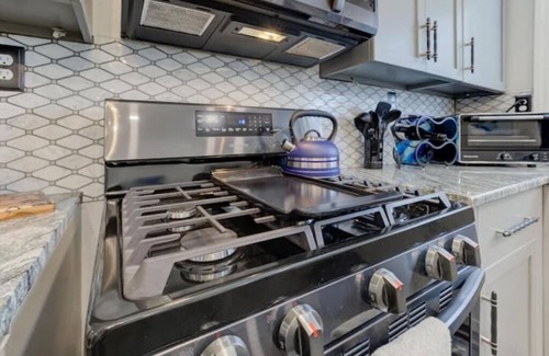 Vollintine-Evergreen House | Luxury 1930s Reno'd Cape Cod, ❤️ of Midtown, 🐾, EV 🔌