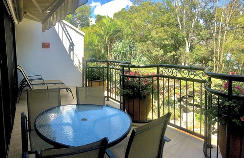 Noosa Heads Apartment | Luxury 2 bed 2 bath, balcony with views. Spacious Apartment. Garden and yard