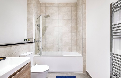 Birmingham City Centre Apartment | Luxury 2 Bed Apartment in Jewellery Quarter | Sleeps 6