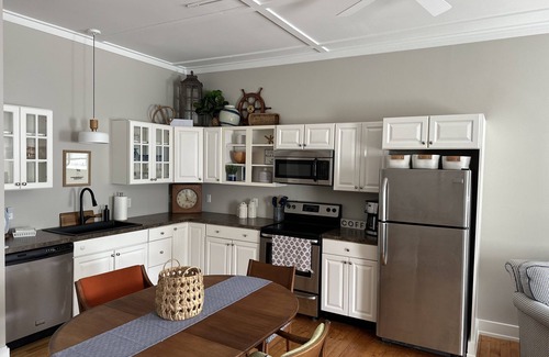 Northport Apartment | Luxury 2 bed apt in Northport! Walk to everything (next door to Piper apt)