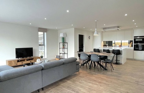Sheffield Apartment | Luxury 2 Bedroom Apt w/Parking