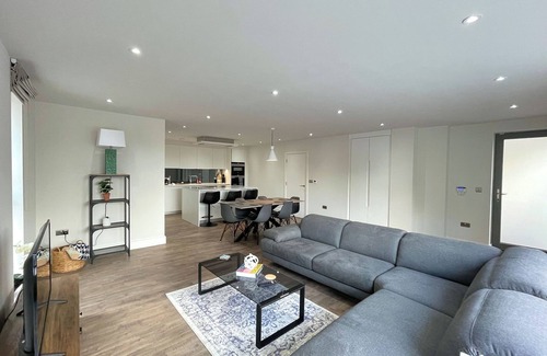 Sheffield Apartment | Luxury 2 Bedroom Apt w/Parking