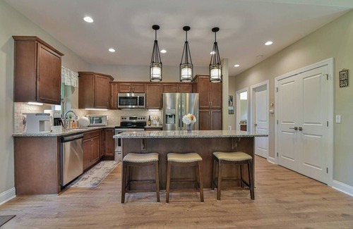 Black Mountain House | Luxury 2 Bedroom, Mountain Views, Hot Tub, Hiking