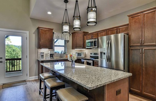 Black Mountain House | Luxury 2 Bedroom, Mountain Views, Hot Tub, Hiking