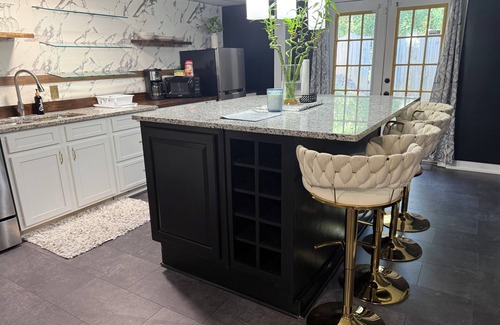 Conyers House | Luxury 2 Bedroom with full kitchen