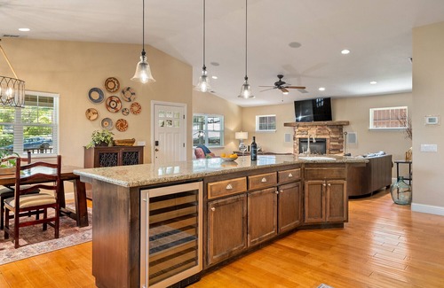 Paso Robles House | Luxury 2 blocks Downtown Square with a POOL, 2Bdrm, 2Bath Modern Large Bungalow