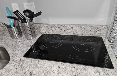 Upper Darby Apartment | Luxury 2 BR Apt Near Philly & Airport. Free Parking.