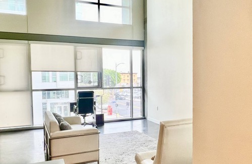 Los Angeles House | Luxury 2 Level Condo w/ Washer & Dryer