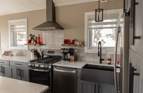 Town of Essex Cottage | Luxury 225-acre farm stay in wine country. Fireplace, hot tub & pet friendly.