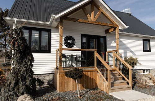 Town of Essex Cottage | Luxury 225-acre farm stay in wine country. Fireplace, hot tub & pet friendly.