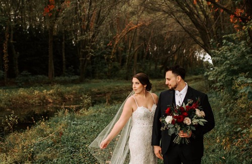 Town of Essex Cottage | Luxury 225-acre farm stay in wine country. Fireplace, hot tub & pet friendly.