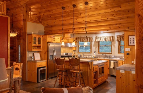 Whispering Forest Cabin | Luxury 2400 sqft Log Cabin! Panoramic views, game room, tiki bar, & Pets!