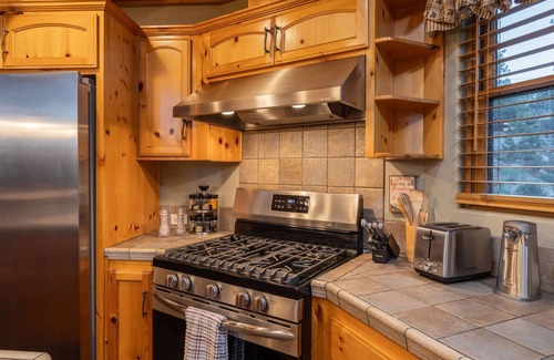 Whispering Forest Cabin | Luxury 2400 sqft Log Cabin! Panoramic views, game room, tiki bar, & Pets!
