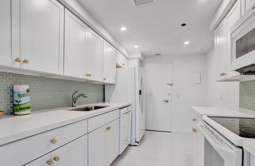 Seybold Apartment | Luxury 2BD Penthouse with Beach Access and Resort Amenities/PH6