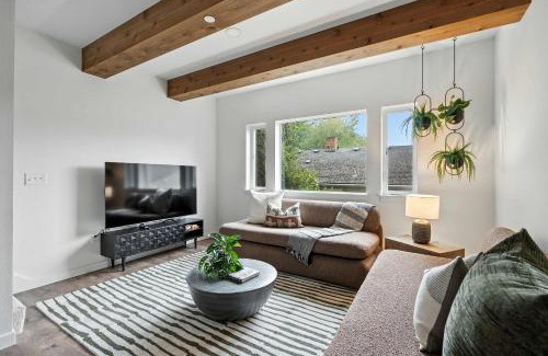 Kerns House | Luxury 2BR at The Adelynn