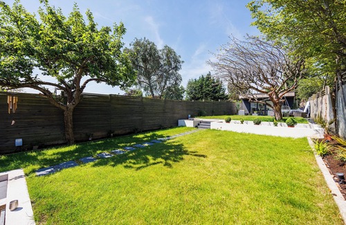 St Albans House | Luxury 3-Bedroom House with Large Garden & Outhouse in St Albans