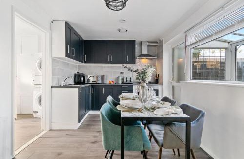 Ashford Apartment | Luxury 3 bedroom house in Ashford with WiFi and Free parking