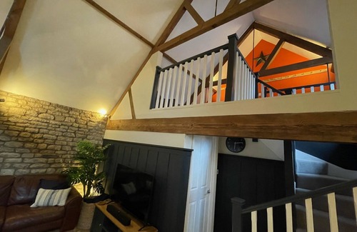 Stamford Apartment | Luxury 3 Bedroom Loft Apartment - Central Stamford