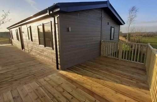 Fence Cabin | Luxury 3 bedroom, pet-friendly lodge on the side of a beautiful fishing lake.