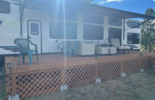 Union House | Luxury 3 Bedroom RV with full kitchen in Union - Wooded Campsite