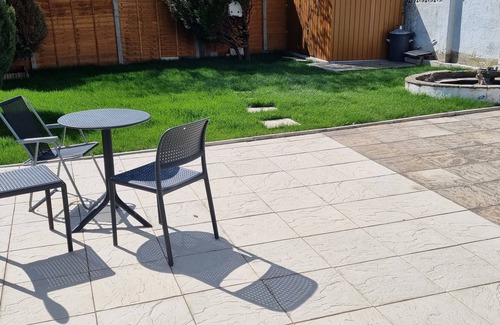 Harehills House | Luxury 3 Bedrooms, 3 Bathrooms, Entire House, Parking, WiFi & Garden.