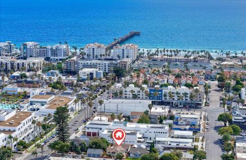 Townsite House | Luxury 3BR Oceanside Condo, AC, Walk to Beach & Pier, Private Patio, WFH Ready