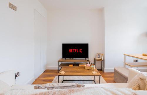 Kentish Town Apartment | Luxury 3BR Pool Table GymBike SmartTV WiFi AC