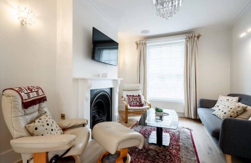 Pimlico House | Luxury 3BRs house in the heart of Victoria