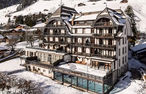 Chateau-d'Oex Apartment | Luxury 4 bed apartment, panoramic mountain views, 5* Spa Facilities - sleeps 8