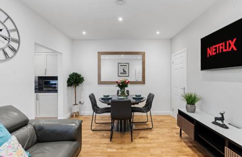 Horley House | Luxury 4 Bed home for Groups and Families - Driveway-Garden-Gatwick Horley