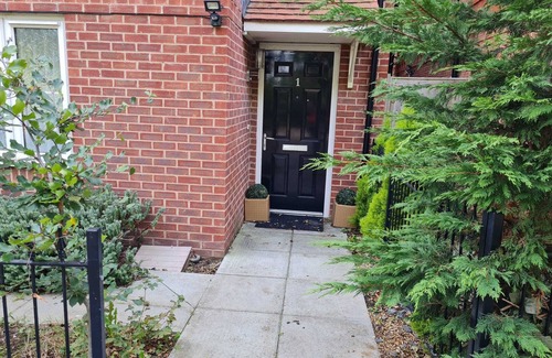 Sittingbourne House | Luxury 4-Bedroom Whole House (Private Baths, modern Kitchen, Free Parking, WiFi)