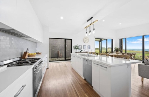Warrnambool House | Luxury 4 br house with sea views