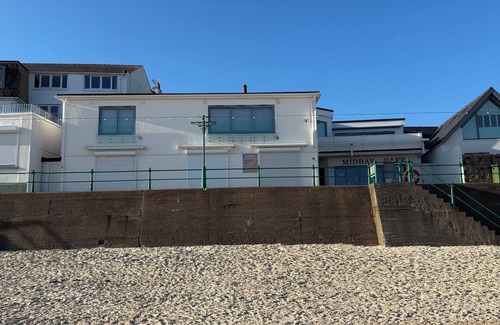 Mont Fiquet Apartment | Luxury 4 double bed apartment directly on the beach in stunning St Brelades Bay.