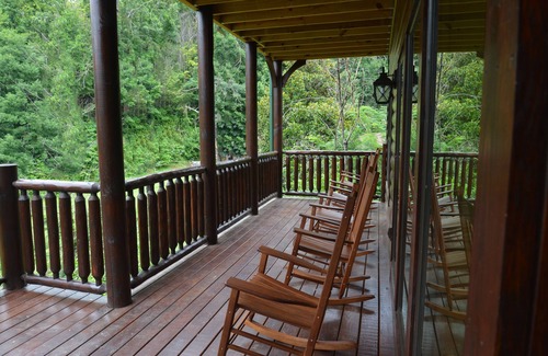 Gatlinburg Cabin | Luxury 4 King Suites, 4 Bath Log Cabin Close to Town & Trolley