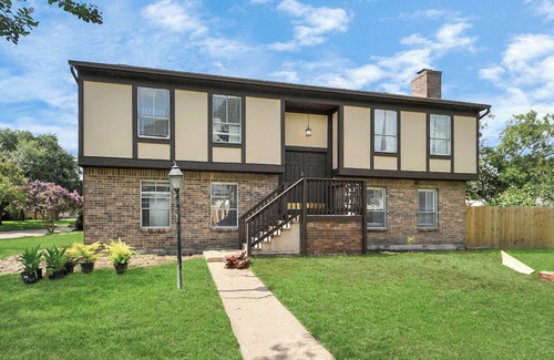 Barker House | Luxury 4BR/2.5BA Katy Home Sleeps 10 + Game Room + Yard