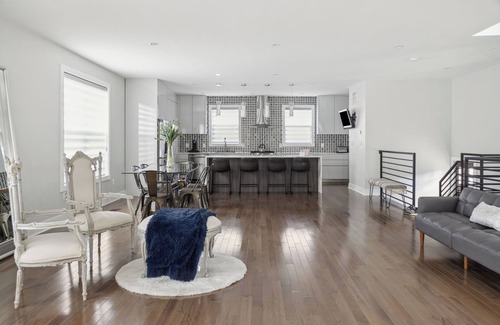 Southeast House | Luxury 4BR home 7 mins to US Capital, Rooftop deck, in Washington Free Parking