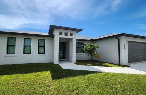 Englewood East House | Luxury 4br house, Heated Pool, 13 min to Beach, Family Fun, 100Mbps, Office