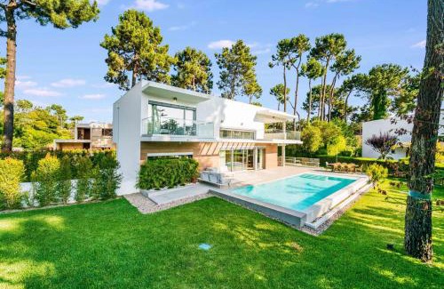 Charneca de Caparica e Sobreda Villa | Luxury 4BR Villa w/Pool & Cinema Golf | By Airnest