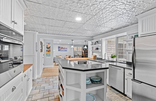 East Haven  Rutland County House | Luxury 4BR Wedding & Ski Retreat by Mountain Top Inn, Killington, and Pico!