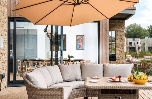 Cirencester House | Luxury 5 Bedroom Lake House with shared pool/spa at Lower Mill Estate