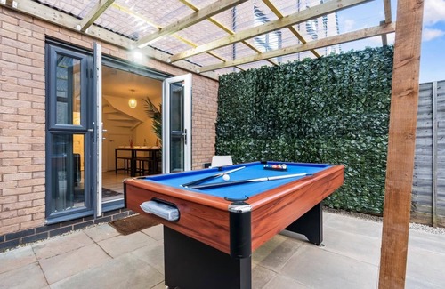Birmingham City Centre House | Luxury 5 bedroom Townhouse with pool table and FREE Parking